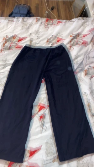Träningsbyxor  - Ett par träningsbyxor som aldrig har använts. 