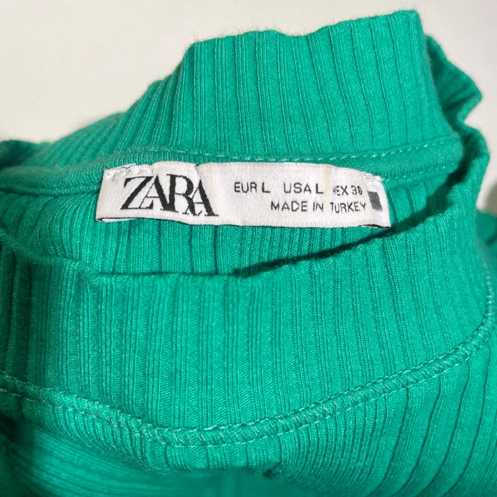 Ett jättefint ribbat linne med härlig färg från Zara som passar jättebra till sommaren. Nästan aldrig använd, i storlek L🧚🏻‍♀️ skriv gärna om du har frågor. Toppar.