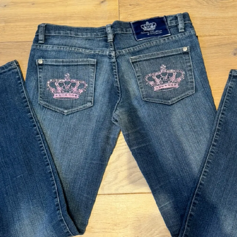 Superfina Victoria Beckham jeans med rosa fickor! Storlek 30 men skulle säga passar S. Lågmidjade med raka ben🩷. Jeans & Byxor.