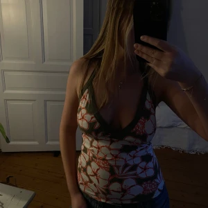 Haltertopp - Sjukt snygg haltertopp med blommor!!