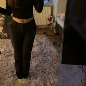 Kostymbyxor - Ett par jätte sköna kostymbyxor från bikbok som heter ”Vilma” som är medelhöga.