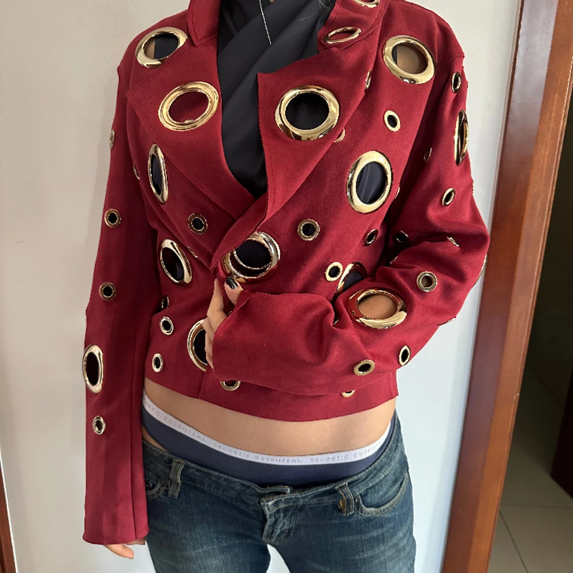 Röd jacka mel guld hål❤️