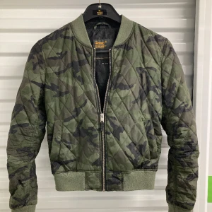 Superdry Bomberjacka camo  - I nyskick  Knappt använd Dammodell Small