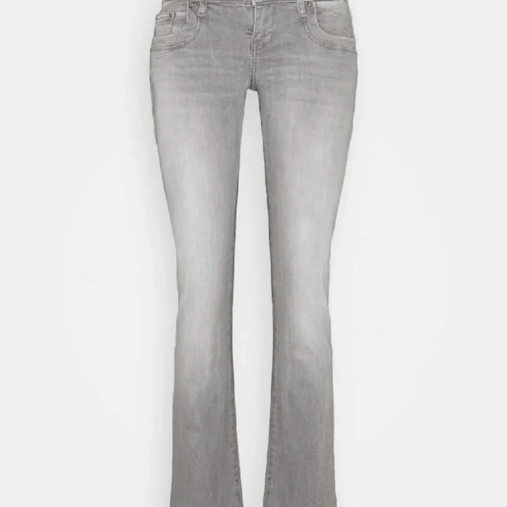 Säljer mina gråa lågmidjade etb jeans som inte kommer till användning längre.💗. Jeans & Byxor.