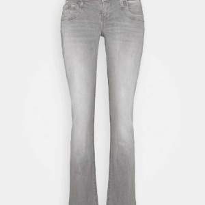 Säljer mina gråa lågmidjade etb jeans som inte kommer till användning längre.💗
