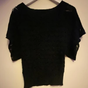 Stickad t-shirt - En svart stickad tröja med tre kvarts ärmar. Säljer för att den är lite för stor💗