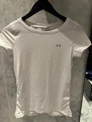 Underarmour tshirts - Båda i xs 