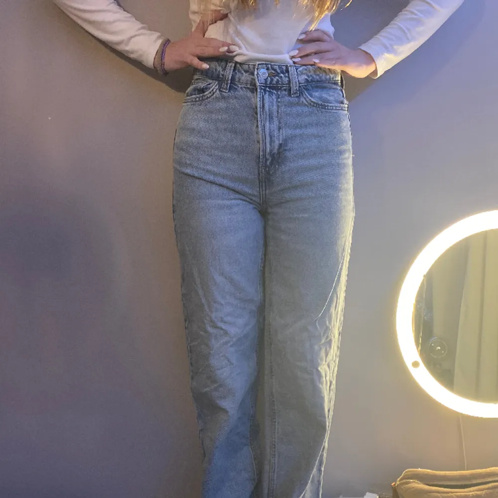 Superfina jeans! Nästan aldrig använda, alltså i bra skick! High waisted! Hör av er vid frågor! Passar nog storlek Xs! . Jeans & Byxor.