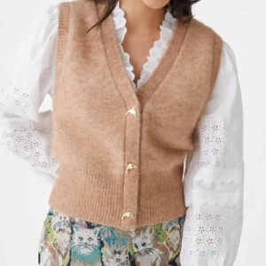 Väst - Stickad väst från &otherstories. Knapparna är delfiner. Använt 1 gång