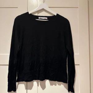 Tunn stickad zara 🙏🏼 - Storlek s! Knappt använd, säljer då den inte används längre 👏🏼 