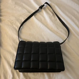 Axelremsväska  - Supersöt väska med ett störrefack och ett mindre innerfack. Enkel väska som tyvärr inte kommit till användning.