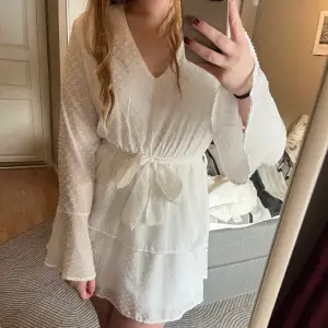 Säljer mina vita klänning från Madlady i storlek M🫶🏼 passar perfekt till studenten eller skolavslutningen!! 