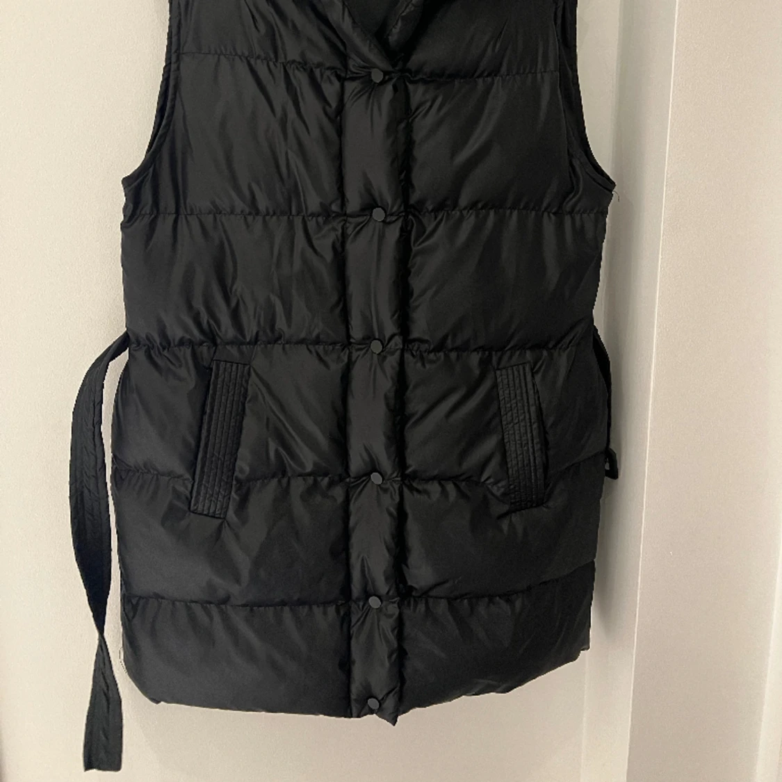 Väst med luva och skärp - 90