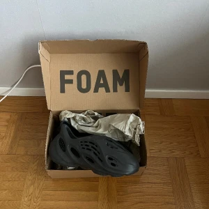 Yeezy Foam rnr slides - Oanvända yzy foam rnr slides. Säljer pga för små US: 12, EU: 47 men skon har a tight fit 