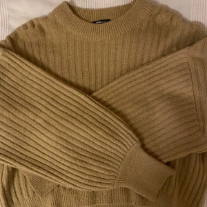 Gina Tricot Stickad  tröja L - Stor fluffig varm tröja perfekt för kylan! 78% akryl 20% polyester 2% elastan