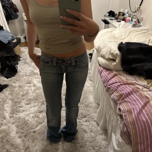 Lågmidjade jeans - Lågmidjade jeans som är såå fina i en skit najs blå färg!