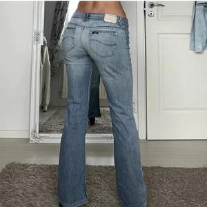 Funderar på att sälja dessa supersnygga lågmidjade jeans från Lee! Säljer då de är lite stora på mig. Midjemått 37 cm rakt över och innerbenslängd 80cm. Inga defekter. (Bilderna är lånade) 