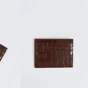 Brun korthållare  - Säljer denna bruna korthållare då ja köpt en ny i annan färg. Den är använd en dag och i nyttskick(120kr)