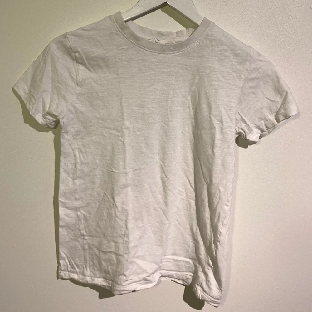 Använd t-shirt från KappAhl i vitt. Har en liten fläck (se sista bild). Köparen står för fraktkostnaden. . T-shirts.