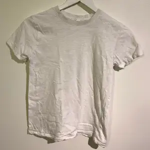 Använd t-shirt från KappAhl i vitt. Har en liten fläck (se sista bild). Köparen står för fraktkostnaden. 