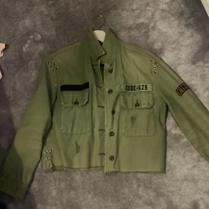 Grön jeans jacka  - Säljer en skit snygg jeans jacka! Pris går att diskuteras, säljer för att den ej kommer till andvändning! Den är från berska 