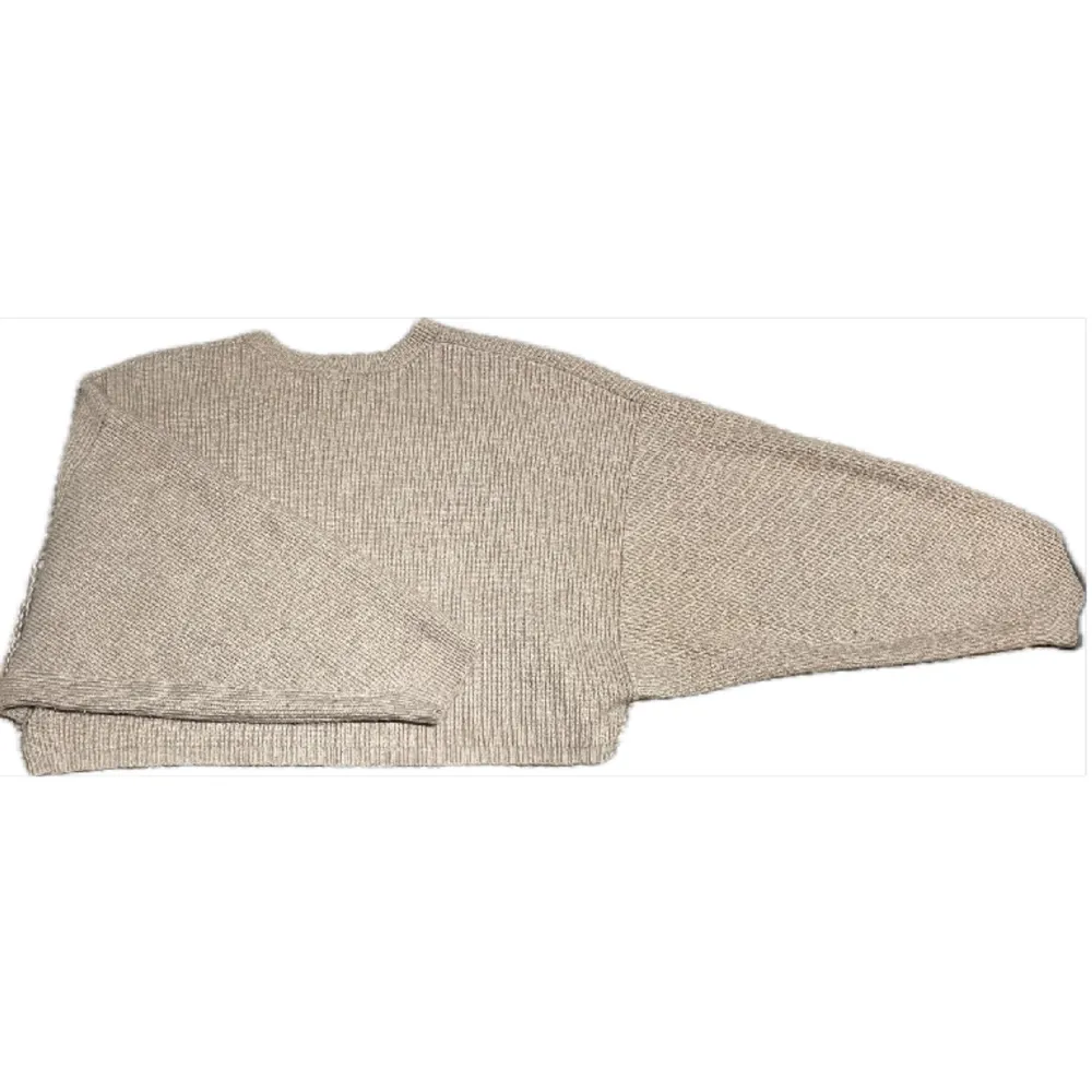 Beige stickad och croppad tröja från urban outfitters. Storlek S. Lite nopprig men annars i väldigt fint skick! Skriv gärna vid funderingar🌷. Stickat.