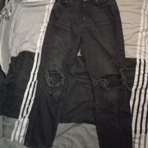 Svarta gina tricot jeans - Svarta jeans i bra skick. Skulle säga att de är rättså högmidjade. Passar bra i längden på mig som är 164,5cm💖