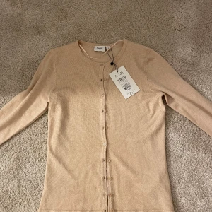 Kofta  - Bra skick.Stolek S Aldrig använd  Lappen är kvar 