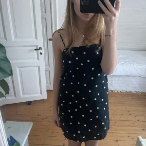 Prickig klänning - Så fin linneklänning från HM!!