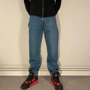 Levis jeans  - 24. Hej! Säljer nu dessa helt nya Levis jeans. Modellen är 184cm Nypris 1199