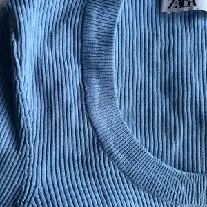 ljusblå långärmad tröja från zara som är urringad och i ett ribbat material, använd ca 3 gånger så den är som ny!