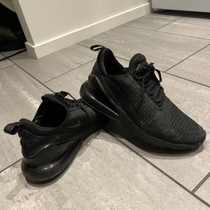 Nike Air Max 270 - Det är i fint skick och använda sparsamt. Köpt i slutet av Januari 2024. Frakt betalas av köpare. Inget är sönder och skorna är inte så slitna.