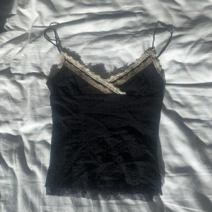 Topp - superfin sommar cami topp med spetsdetaljer. 2 lager stretchigt meshmaterial. storleken säger att M överensstämmer mer för S/ XS