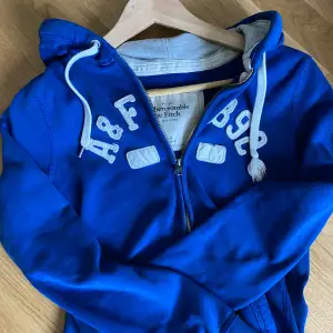 Blå abercrombie & fitch zip up hoodie i jättebra skick☺️ Det står att tröjan är i storlek M men den passar mig perfekt som vanligtvis har XS/S!  ‼️Fins kvar tills markerad som såld‼️