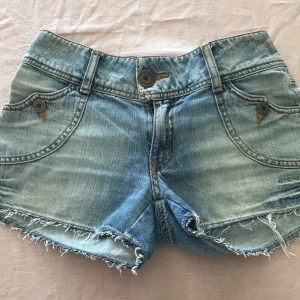 Low waist jeans shorts - Säljer dom här jätte fina low waist jeans shortsen då dom inte passade. Jätte fint matreal och ser helt nya ut. Köpta på Plick skriv vid funderingar 💗