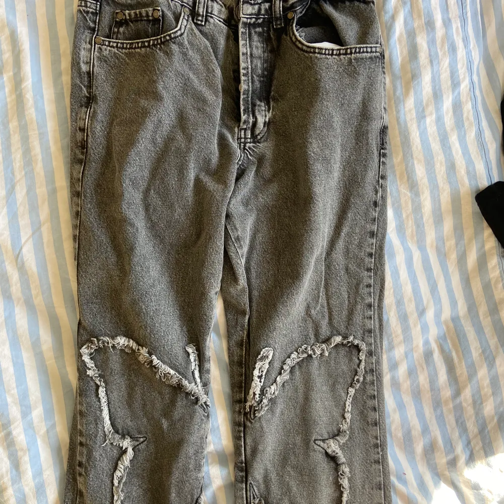 Washed Grey jeans i storlek EUR 44, väldigt små i storlek, funkar för både män och kvinnor. Jeans & Byxor.