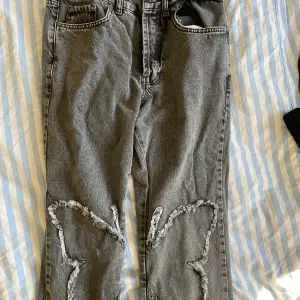 Washed Grey jeans i storlek EUR 44, väldigt små i storlek, funkar för både män och kvinnor