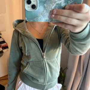 Juicy Couture zip hoddie - Grön Juicy Couture zip hoddie, bra skick, inte skadad någonstans, använts några gånger