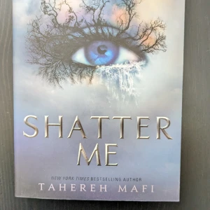 SHATTER ME - Säljer boken som är på engelska och helt oanvänd. Ej läst och i väldigt bra skick 