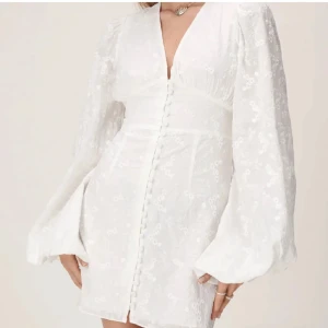 Klänningar  - Söker!!! Söker denna klänninge från Adoore och en långklänning från Gina tricot i nån av storlekarna 32,34,Xs, s  (Hör av er), betalar bra