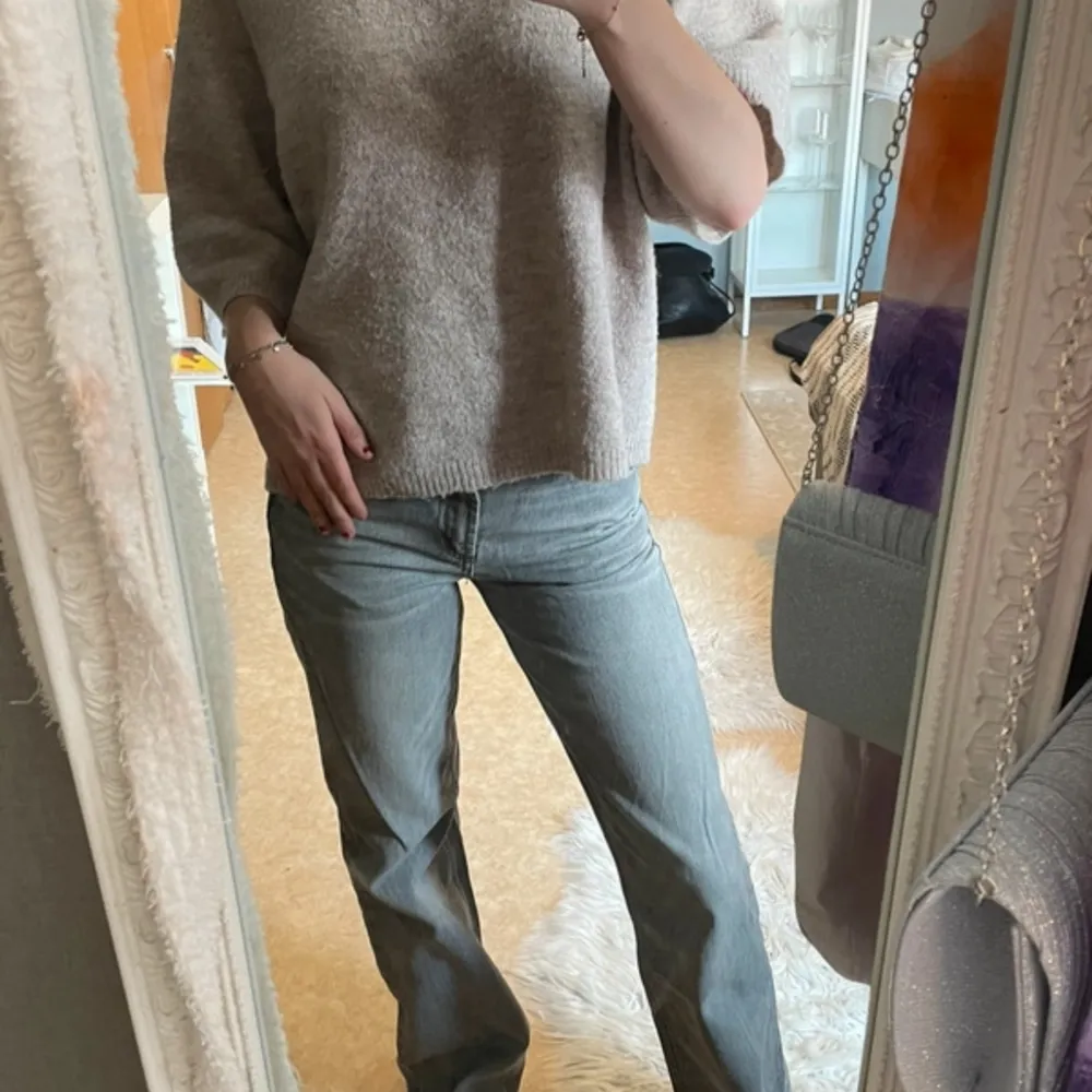 Jätte fina gråa jeans från zara som inte kommer till användning. Jag är 168 cm och dem är lite lång för mig. Går alltid att klippa av en bit ifall man vill få dem kortare 💗☺️ Original pris: 499. Jeans & Byxor.