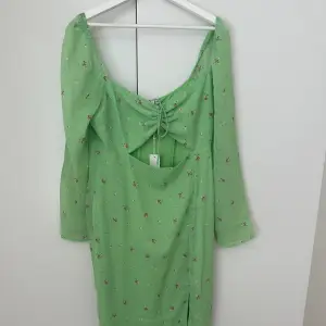 Perfekta klänningen till sommarn🍀🌺 Grön klänning med trekvartsärmar och lila blommor🌸  Aldrig använd med lapp kvar💞