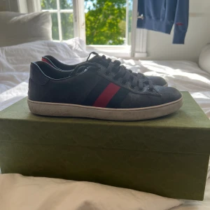 Gucci skor - Gucci skor st 40 och lite använda och kommer med box