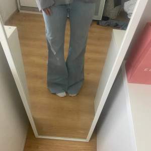 Vintage jeans från Gul&Blå utan bakfickor.  Midjemått rakt över: 38 cm   Innerbenslängd: 79/80 cm  Det är bara att skriva vid frågor? 💕