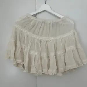 Helt ny benvit kjol utan prislapp med slit och snörning på sidan💞 Finns i storlek 40 och 42, se flödet för den i storlek 42💕   Nypris 299💞 