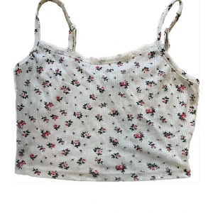 Blommig topp - Super söt blommig topp från shein!💗helt oanvänd och perfekt till sommaren💗