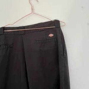 874 dickies  - Snygga skatebyxor i storlek W34 L32  Och sitter bra i längd på mig som är 170 