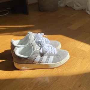 Adidas Campus - Säljer mina Adidas campus pga lite för små, använt dessa skor bara några gånger så dom är som nya💗
