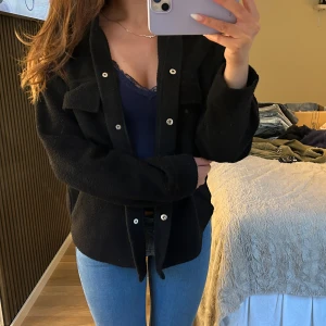 Kappa/jacka - svart vårkappa/jacka från ginatricot i bra skick🩷inga defekter! 