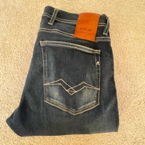 Replay anbass - Hej, Säljer nu mina super snygga Replay som är i modellen "Anbass".Jeansen är i storlek 30/32. Jag på bilden är ungefär 180 och väger 68kg. Nypris ~ 1800 mitt pris 500kr. Hör av er vid frågor eller funderingar! 🤝🏻
